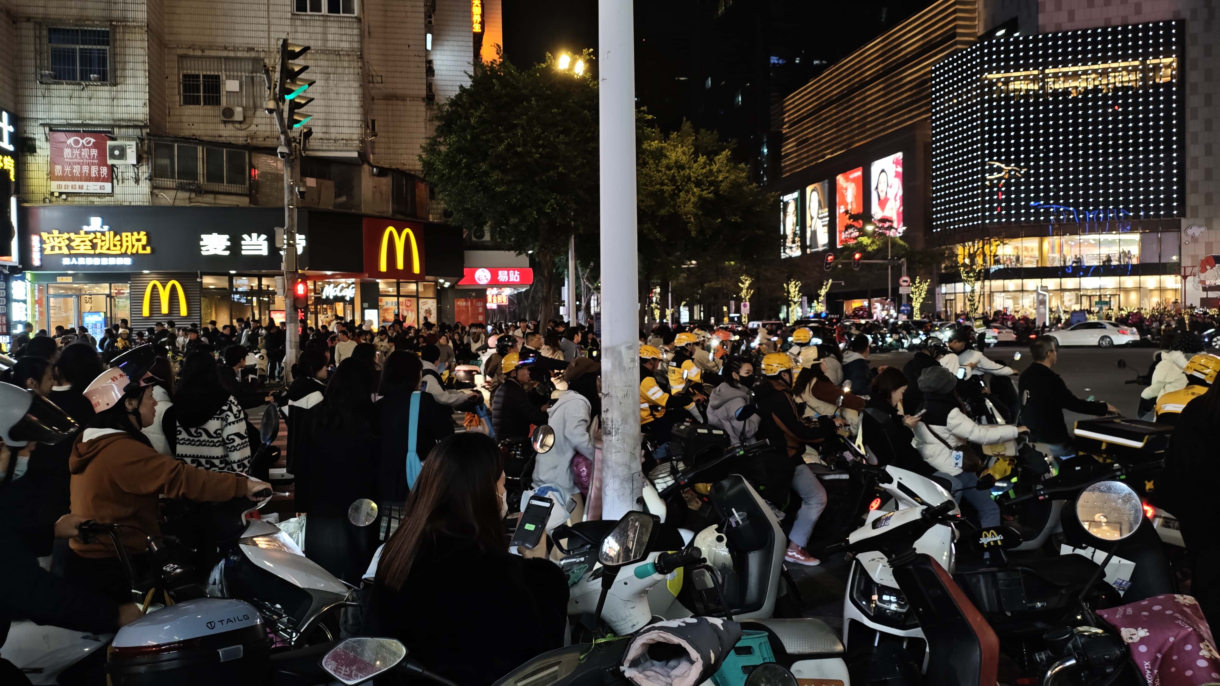 清一色的外卖骑手